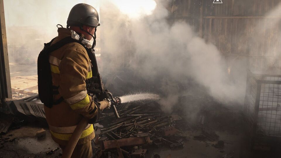 На месте работают спасатели