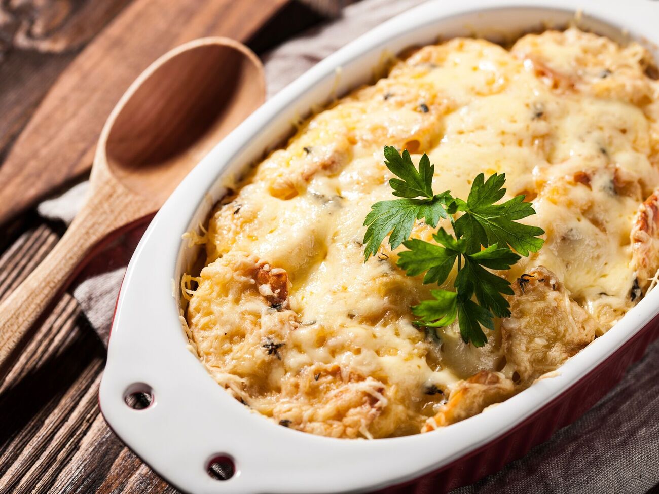 Блюдо подают горячим