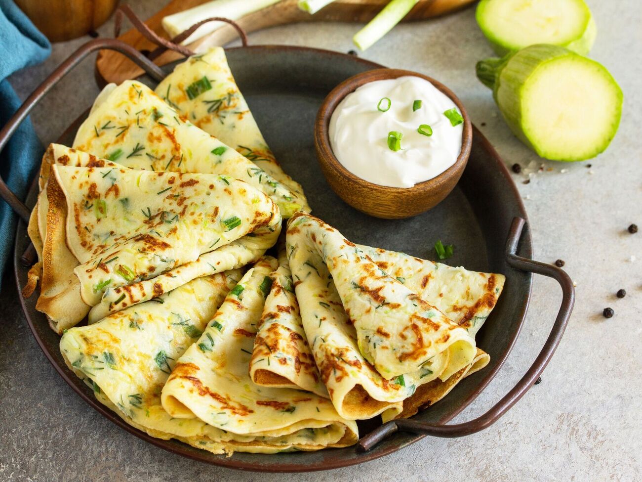 Кабачки подают с соусом