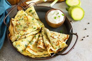 Кабачки подают с соусом