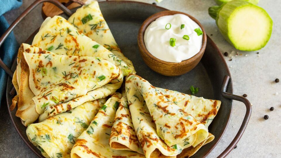 Кабачки подают с соусом