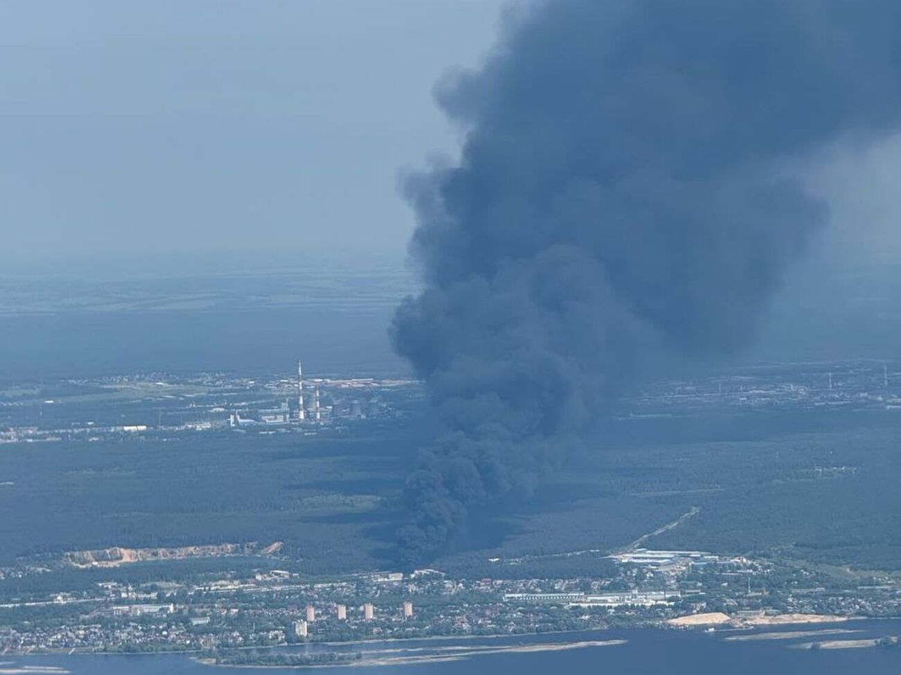 Некоторые паблики писали, что горит, вероятно, пороховой завод, однако впоследствии уточнили, что якобы речь идет о лакокрасочном складе