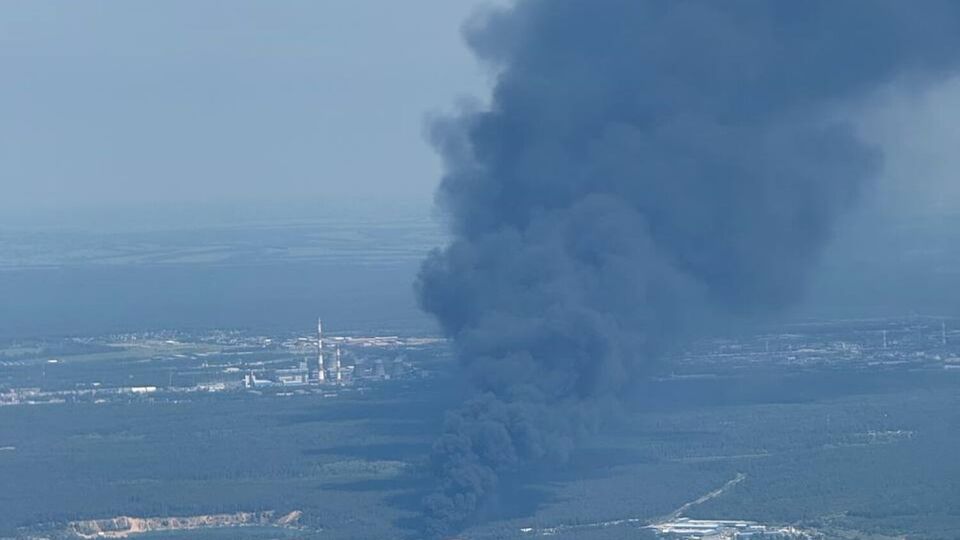Некоторые паблики писали, что горит, вероятно, пороховой завод, однако впоследствии уточнили, что якобы речь идет о лакокрасочном складе