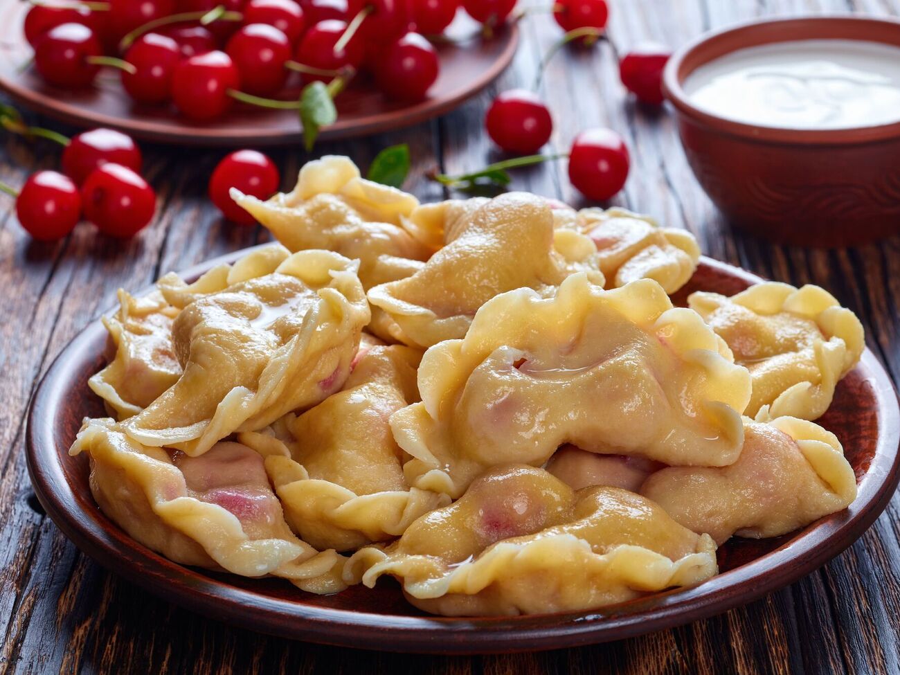 Горячие вареники можно присыпать сахаром