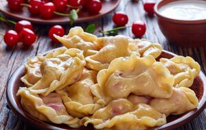 Гарячі вареники можна присипати цукром