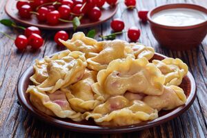 Гарячі вареники можна присипати цукром