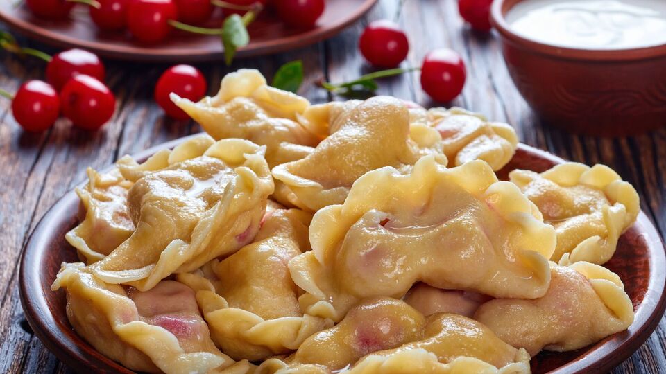 Горячие вареники можно присыпать сахаром