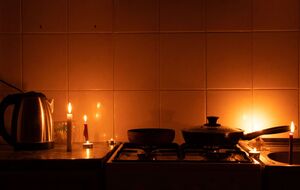 Причиной обесточиваний энергетики назвали облачность, а также "начало недели"