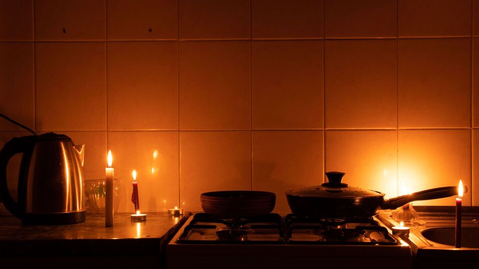 Причиною знеструмлень енергетики назвали хмарність, а також "початок тижня"