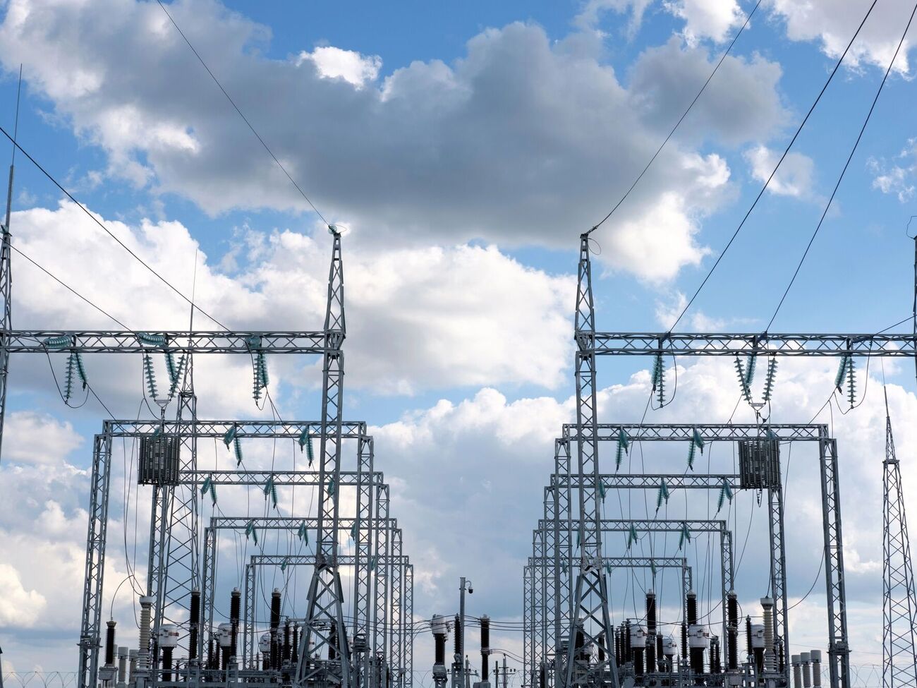 Аварійно-ремонтні бригади ДТЕК усувають наслідки обстрілів і відновлюють електропостачання в низці регіонів