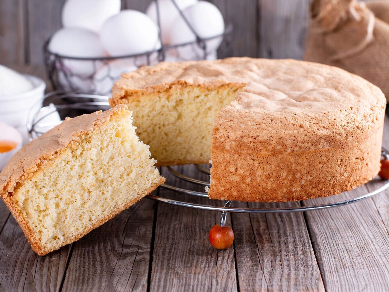 Выпекайте бисквит в разогретой до 160 °С духовке