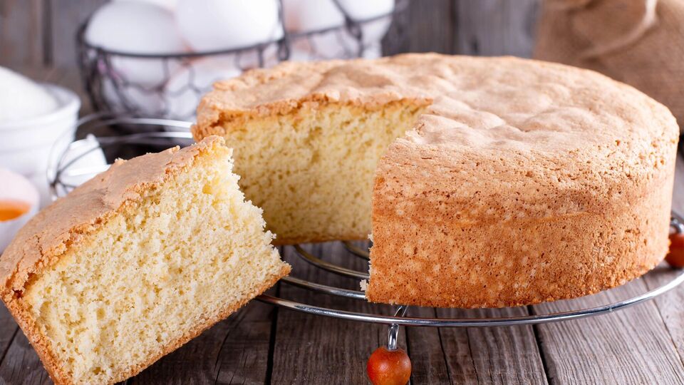 Выпекайте бисквит в разогретой до 160 °С духовке