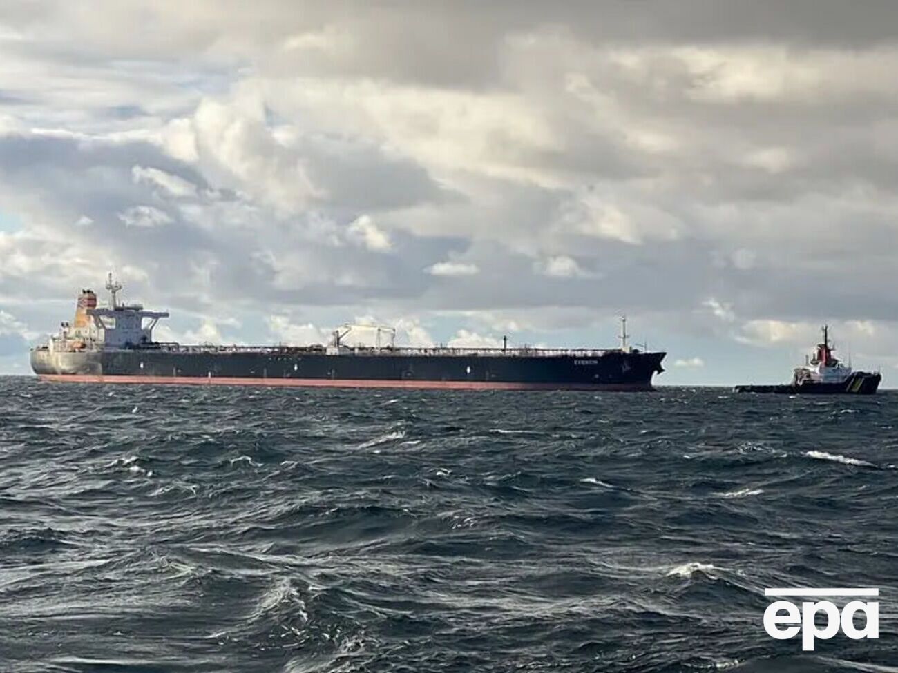 Те, що вантаж на судні з чорного списку приймає країна "Великої сімки", є показовим, пишуть журналісти