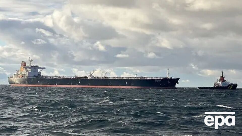 Те, що вантаж на судні з чорного списку приймає країна "Великої сімки", є показовим, пишуть журналісти