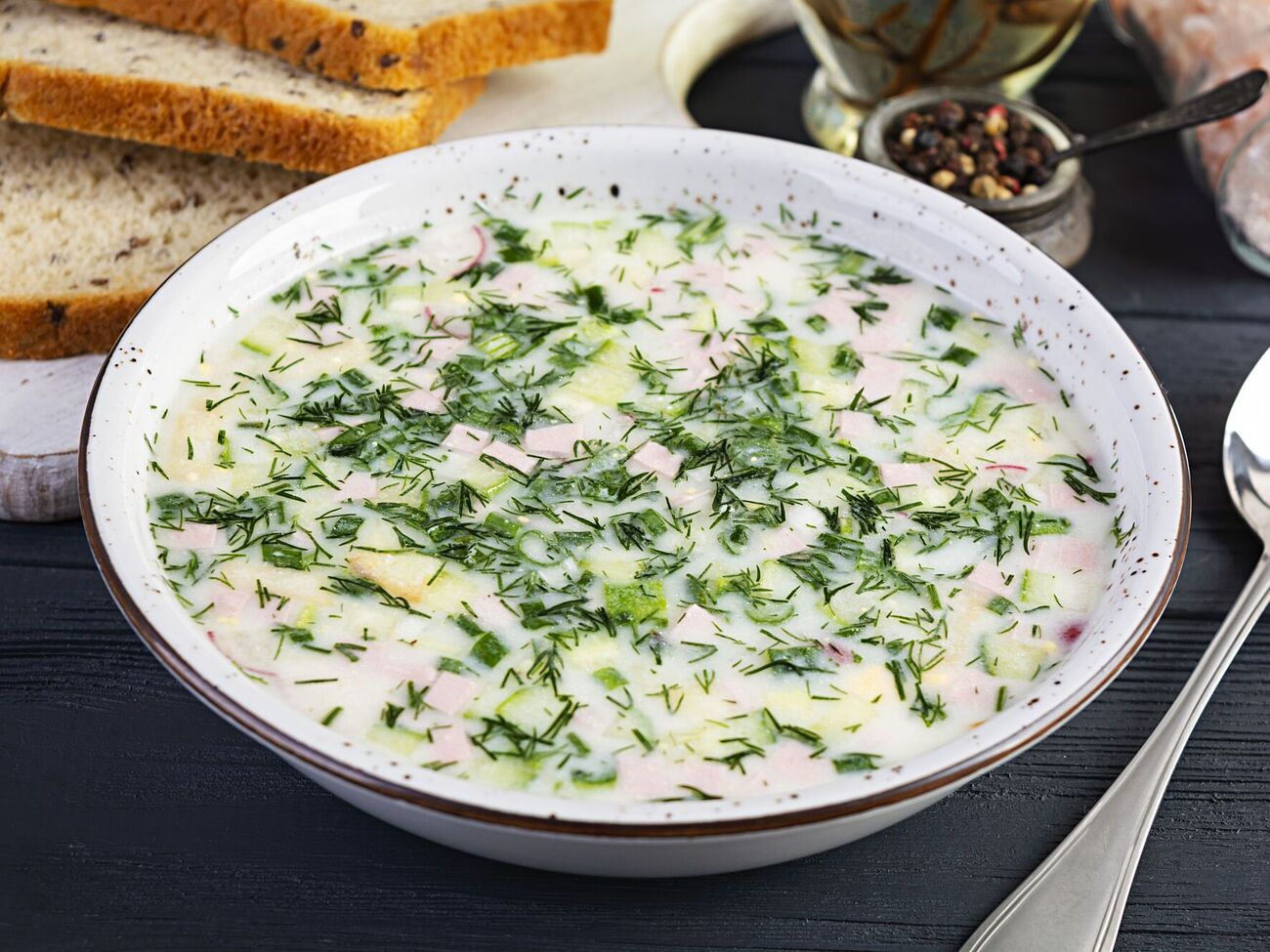 Можете додати в окрошку майонез і кубики льоду