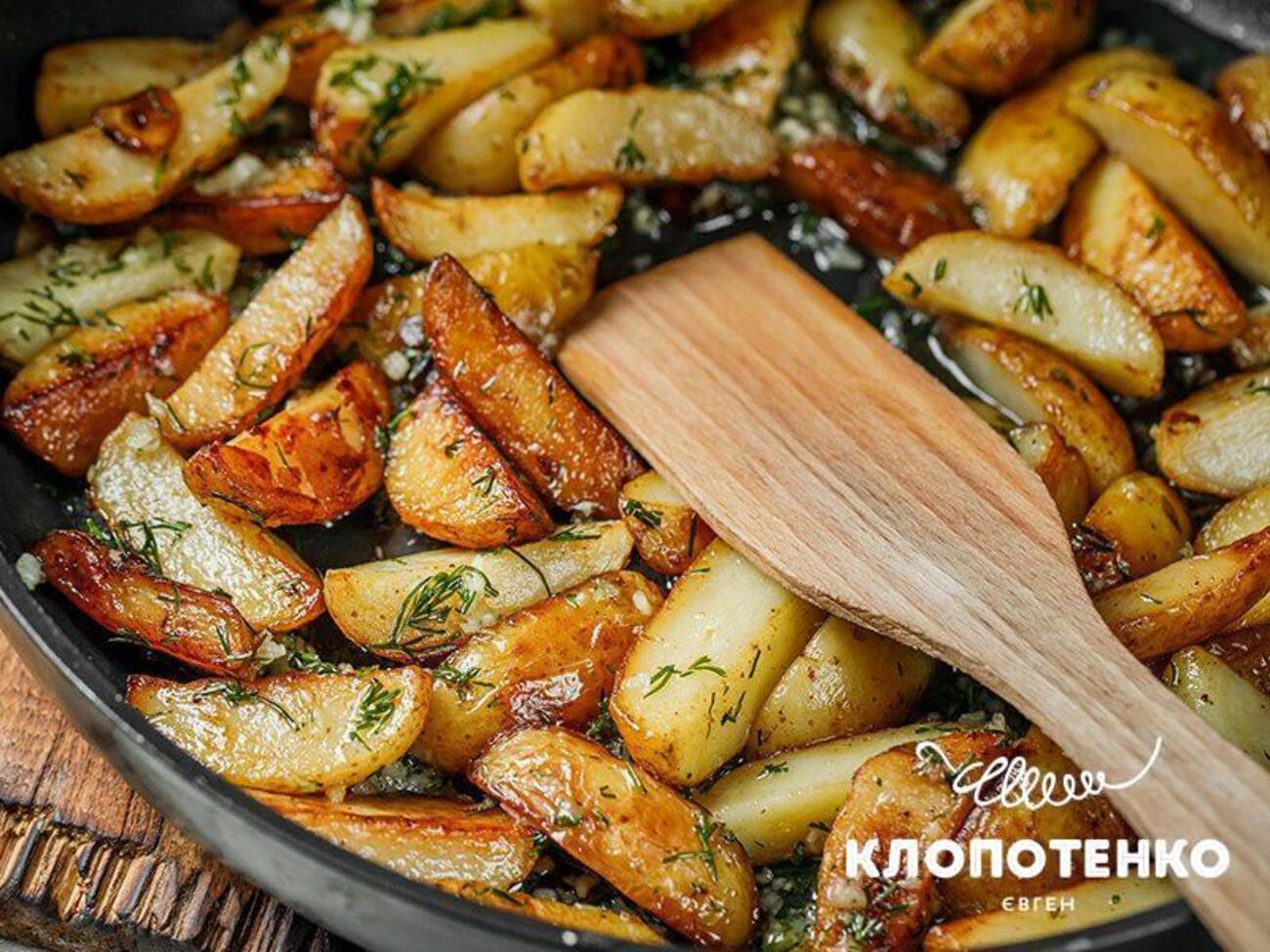 Перед подачей полейте картофель пряным маслом