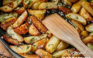 Перед подаванням полийте картоплю пряною олією