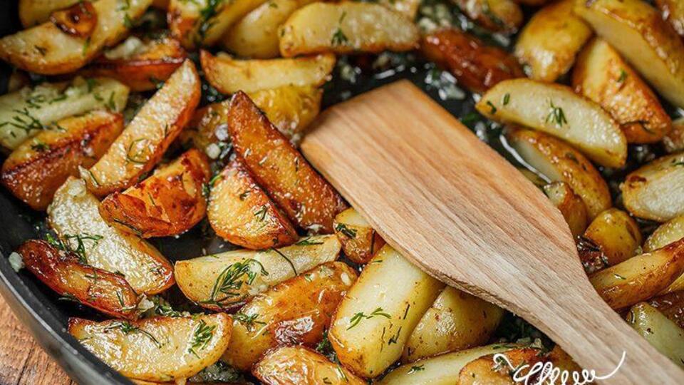 Перед подачей полейте картофель пряным маслом