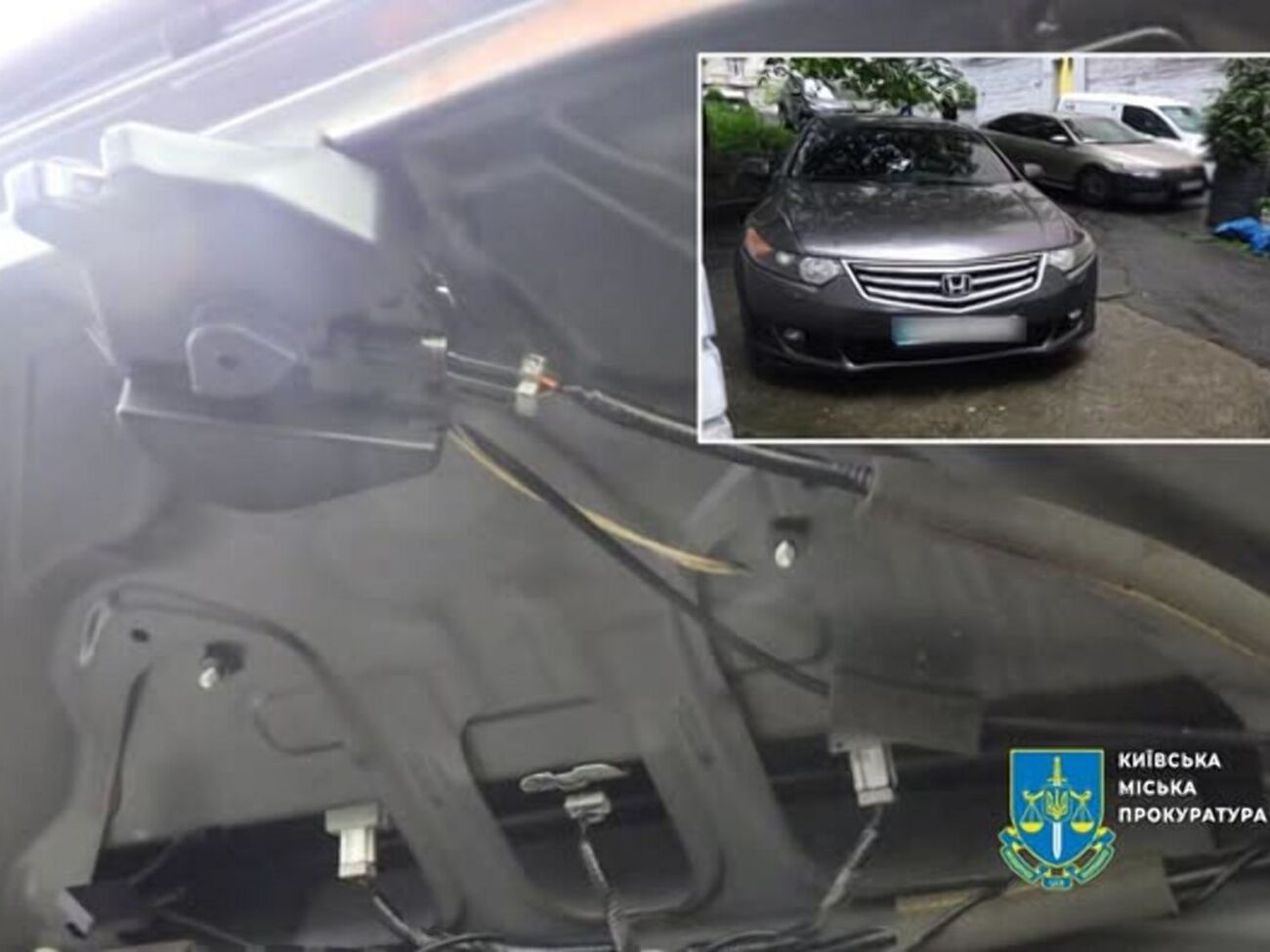 Щоб дістати гроші з машини, чоловіки заздалегідь вирізали отвір у багажнику, із якого вивели мотузку для того, щоб його відкрити