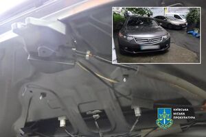 Щоб дістати гроші з машини, чоловіки заздалегідь вирізали отвір у багажнику, із якого вивели мотузку для того, щоб його відкрити