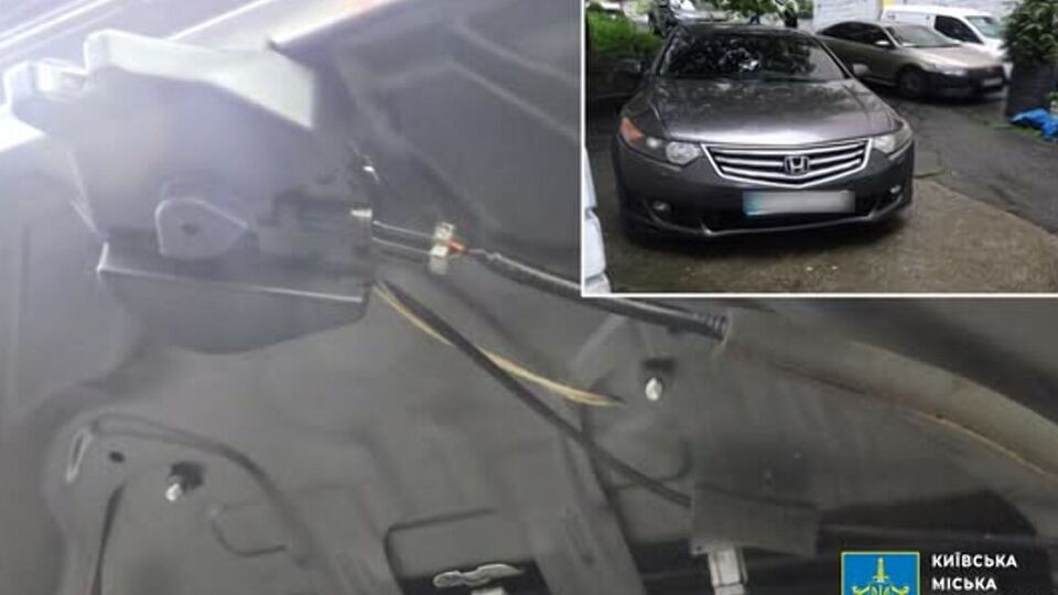 Щоб дістати гроші з машини, чоловіки заздалегідь вирізали отвір у багажнику, із якого вивели мотузку для того, щоб його відкрити