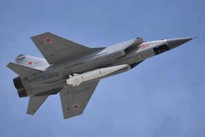 Российский МиГ-31К с аэробаллистической ракетой "Кинжал"