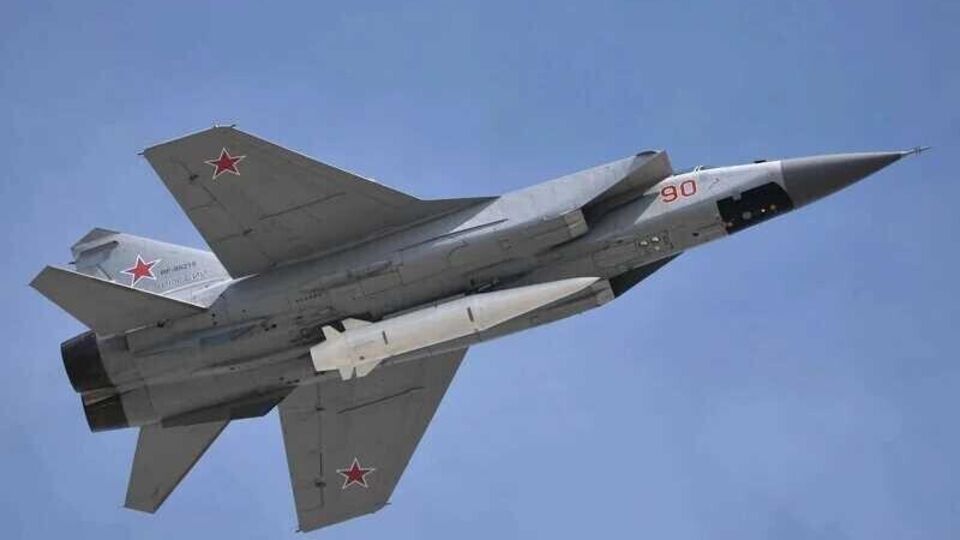 Російський МіГ-31К з аеробалістичною ракетою "Кинджал"