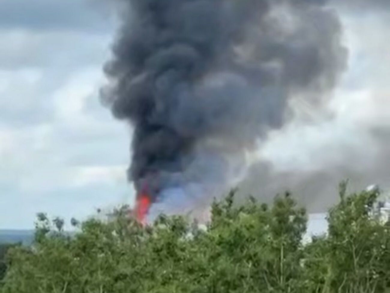 Отмечается, что зафиксировали по меньшей мере два попадания дронов СБУ по корпусам завода