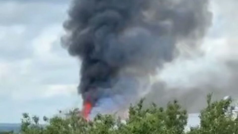 Отмечается, что зафиксировали по меньшей мере два попадания дронов СБУ по корпусам завода