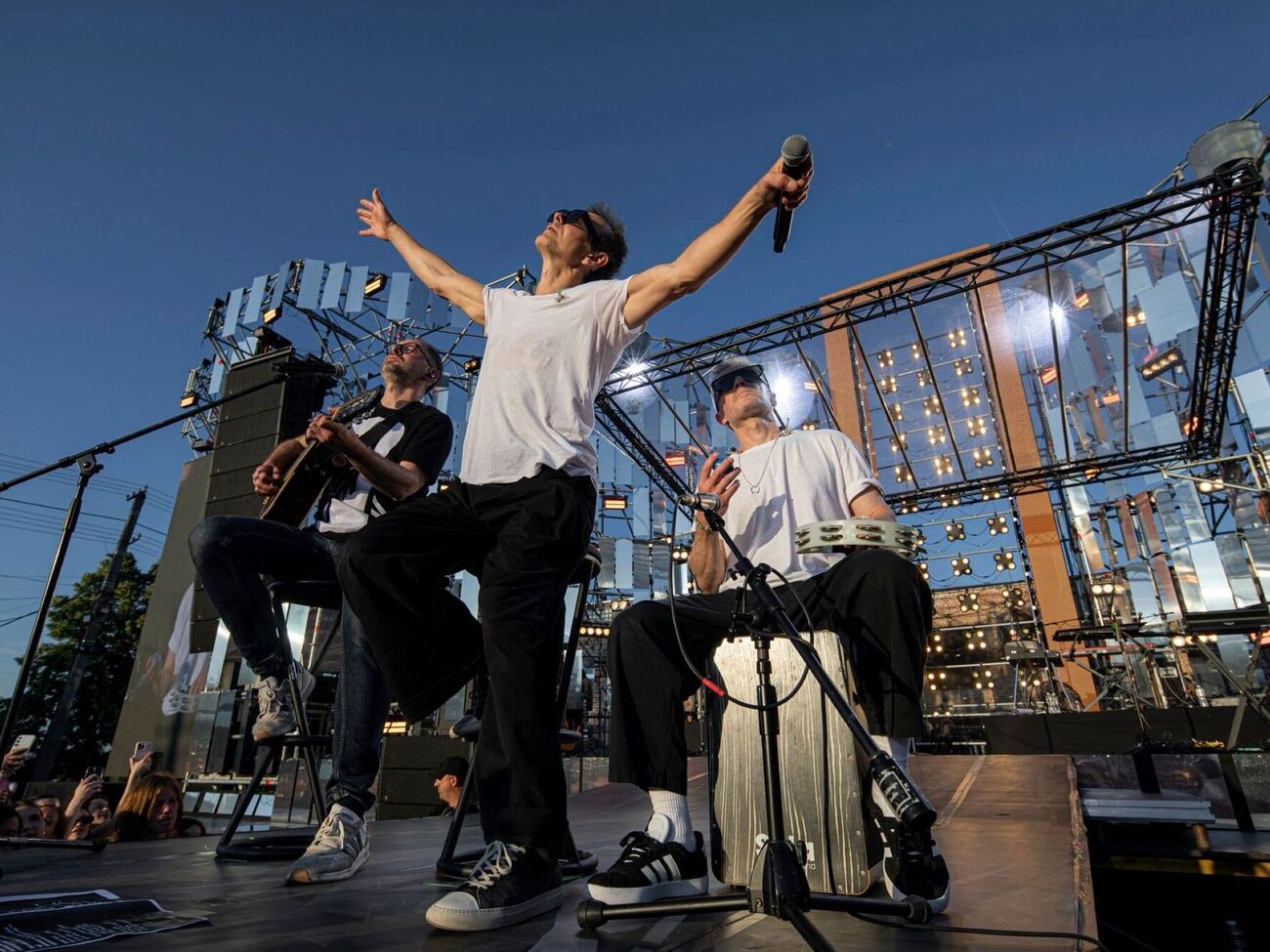 Во время музыкального проигрыша Вакарчук принялся зажигательно танцевать, импровизируя прямо на сцене