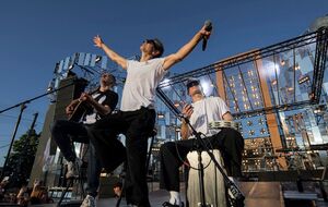 Під час музичного програвання Вакарчук почав палко танцювати, імпровізуючи просто на сцені