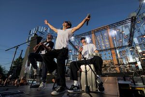 Во время музыкального проигрыша Вакарчук принялся зажигательно танцевать, импровизируя прямо на сцене