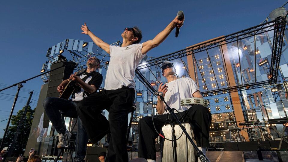 Під час музичного програвання Вакарчук почав палко танцювати, імпровізуючи просто на сцені