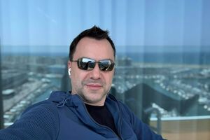 Арестович рассказал, как во время прогулки за границей к нему подошел мужчина и сказал, что хочет его ударить за предательство Украины