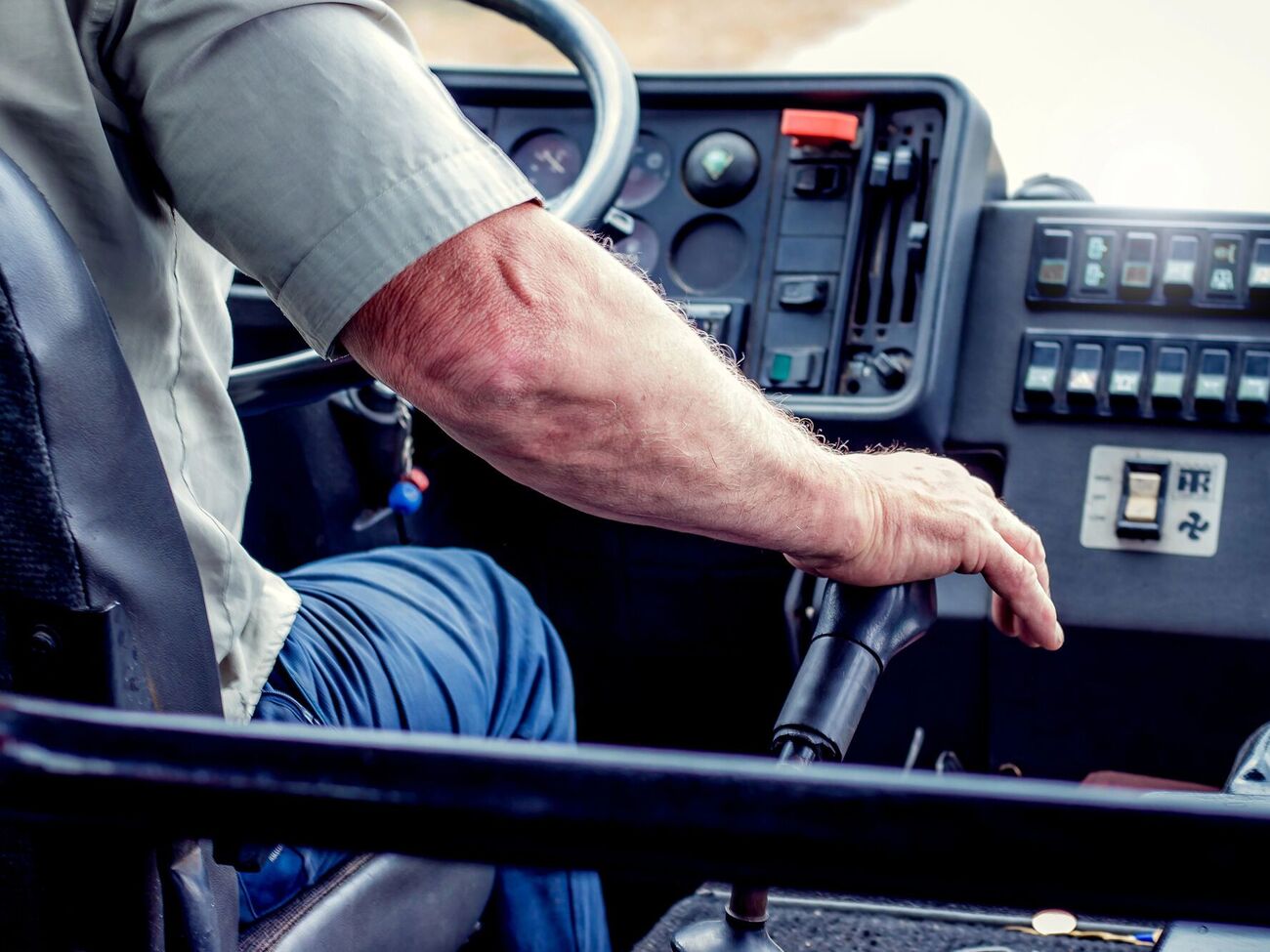 Водитель криком отреагировал на просьбу пассажиров остановиться во время минуты молчания