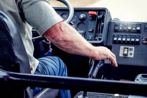 Водитель криком отреагировал на просьбу пассажиров остановиться во время минуты молчания