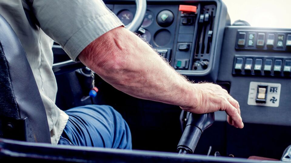 Водитель криком отреагировал на просьбу пассажиров остановиться во время минуты молчания