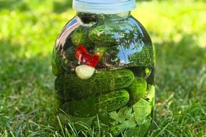 Для того щоб квашені огірки вийшли дуже смачними, потрібно взяти часник і гострий перець