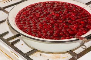 На 1,2 кг малины понадобится 700 г сахара