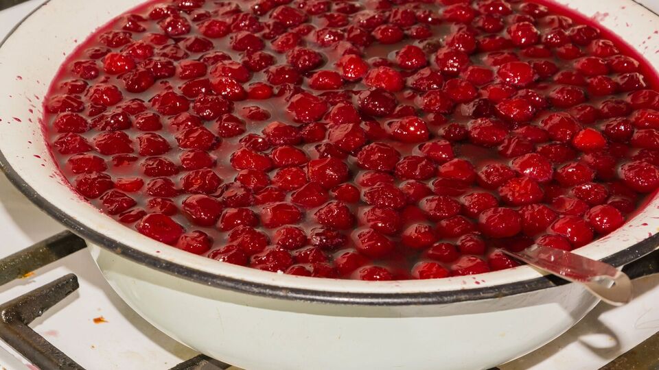 На 1,2 кг малины понадобится 700 г сахара