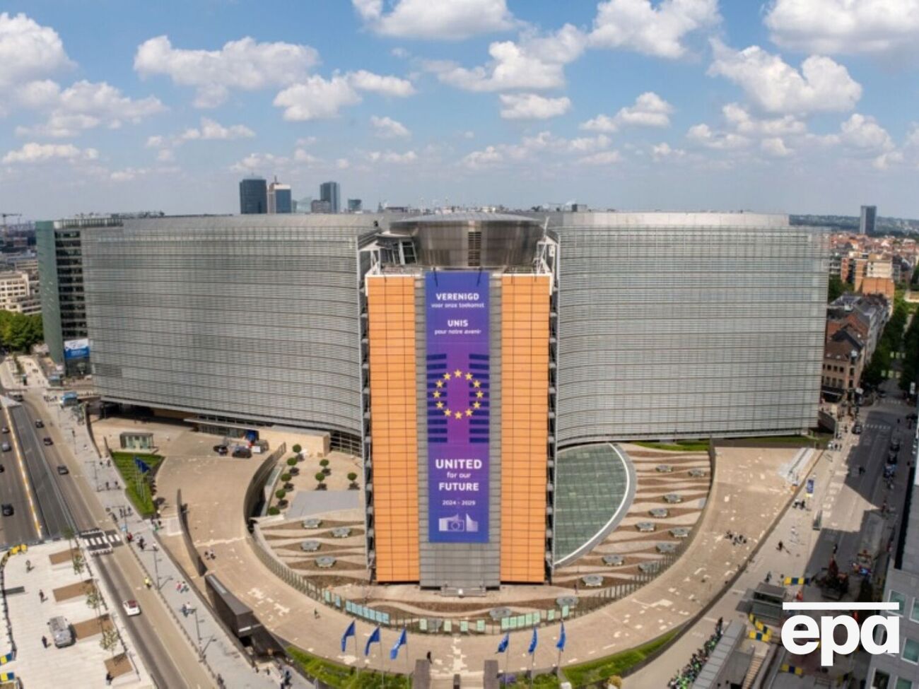 Речник ЄК зазначив, що члени комісії хочуть пояснень від Угорщини, що вона робитиме з результатами голосування