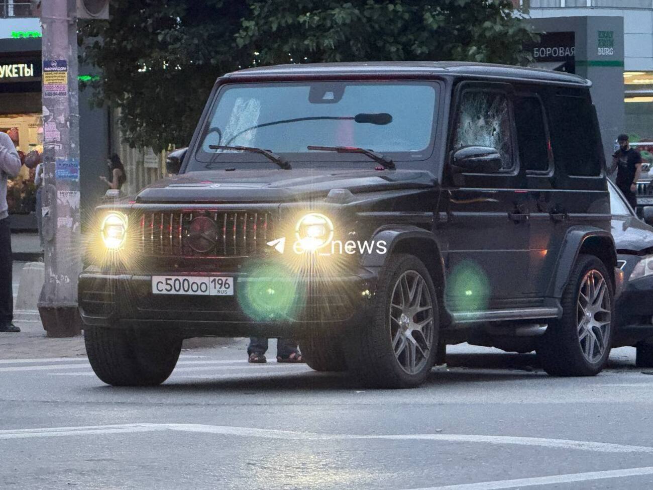 Автомобіль азербайджанців російські силовики пошкодили молотком