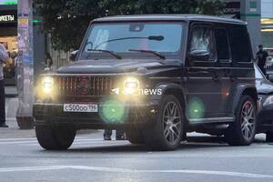Автомобіль азербайджанців російські силовики пошкодили молотком