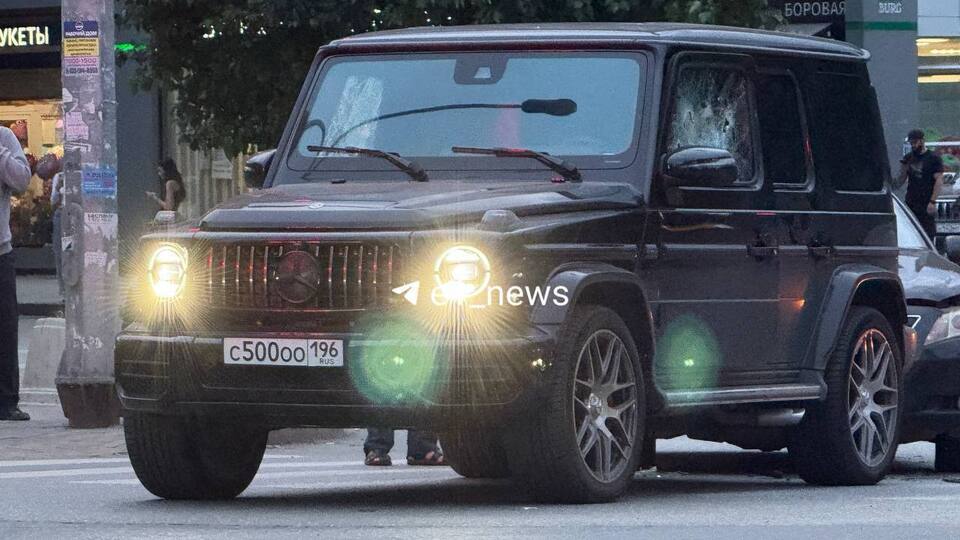 Автомобіль азербайджанців російські силовики пошкодили молотком