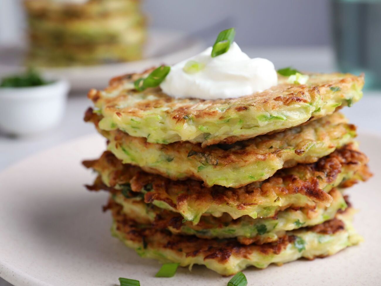 Кабачковые оладьи особенно вкусны с йогуртом