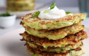 Кабачковые оладьи особенно вкусны с йогуртом