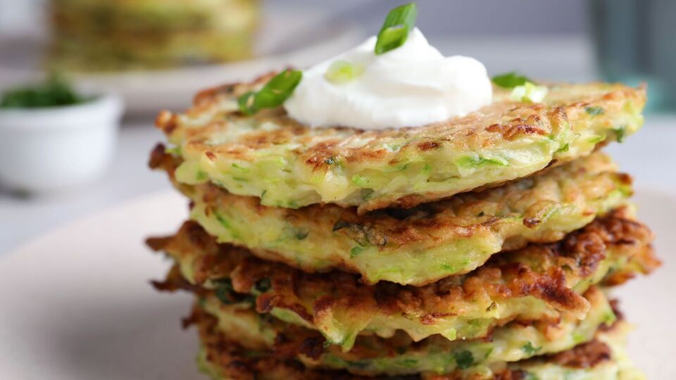 Кабачковые оладьи особенно вкусны с йогуртом