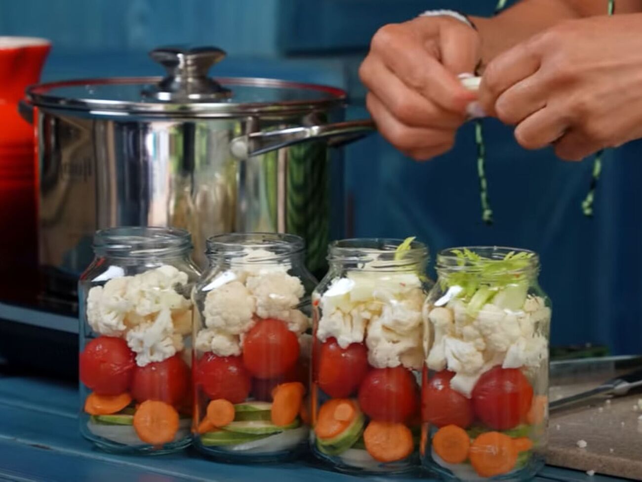 Овочі треба залити маринадом, а потім герметично закрити банки кришками