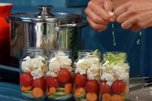 Овощи нужно залить маринадом, а затем герметично закрыть банки крышками