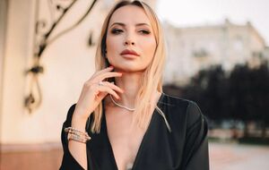 Сопонару: Девушки, признавайтесь, было такое, что шли на педикюр в платье и без белья?